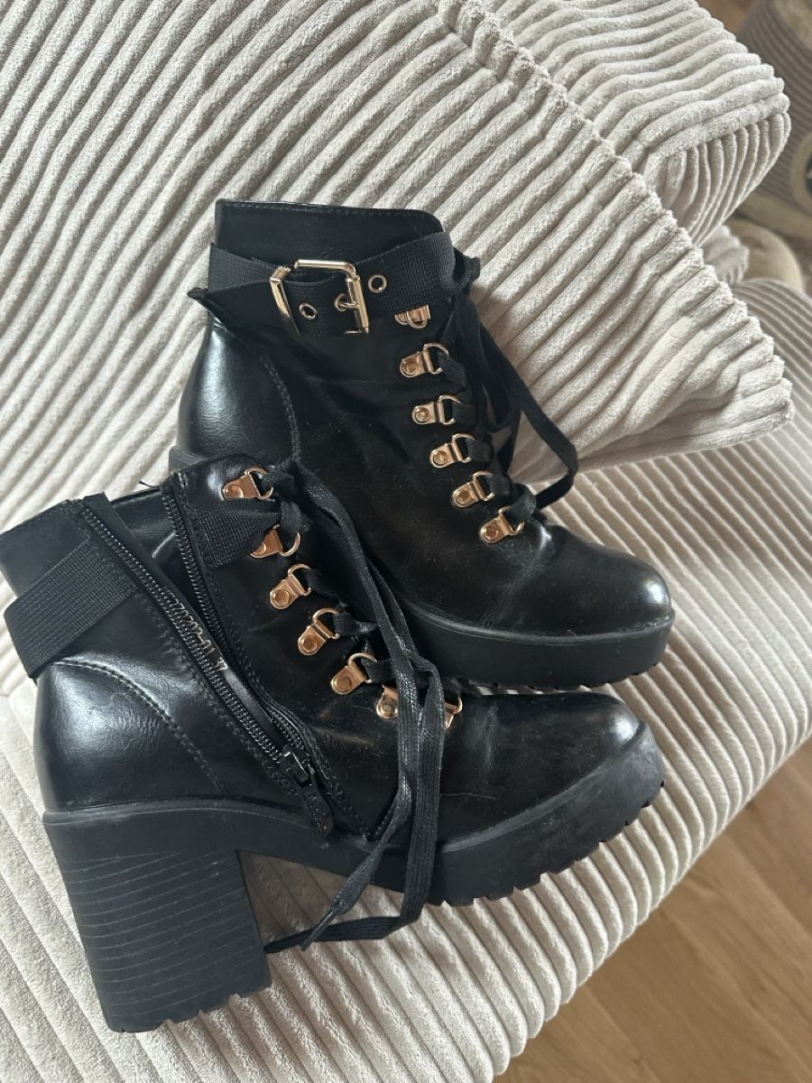 Scarpe da donna: Schwarze Stiefeletten mit Schnallen, Grösse 37 – Nuovo (secondo la descrizione) da Wichtrach venduto da sarai01 1