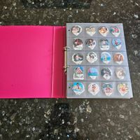 Kaffeerahmdeckeli-Album mit 900 Objekten. Themenorientiert.