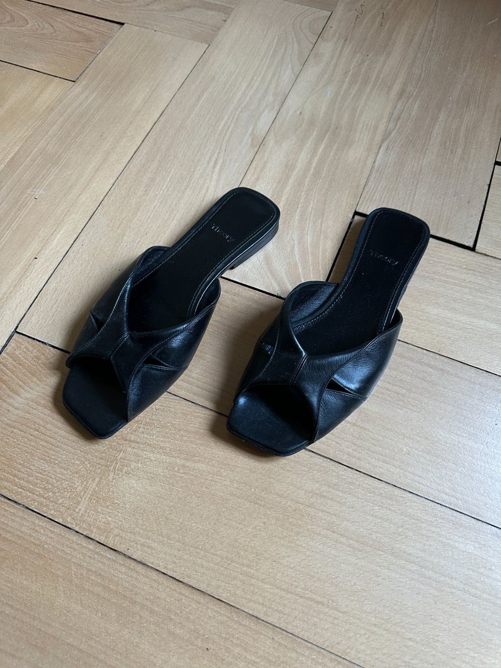 Damenschuhe: THEORY - Leder Sandale schwarz 38 – Gebraucht aus Zürich von Diazaio