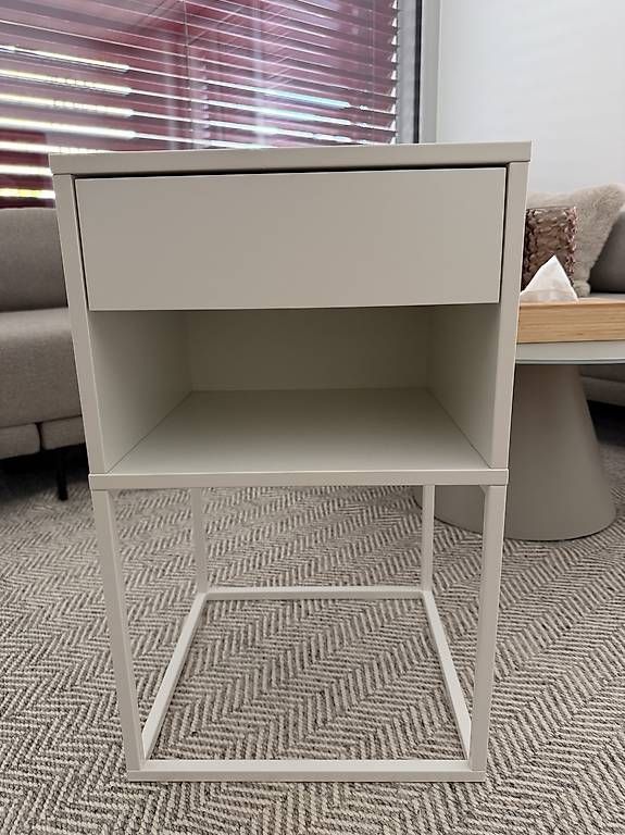Nachttische: Ikea Vikhammer Nachttisch/Ablagetisch – Gebraucht aus Adliswil von inf_my6b 1