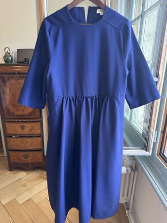 COS Kleid in blau