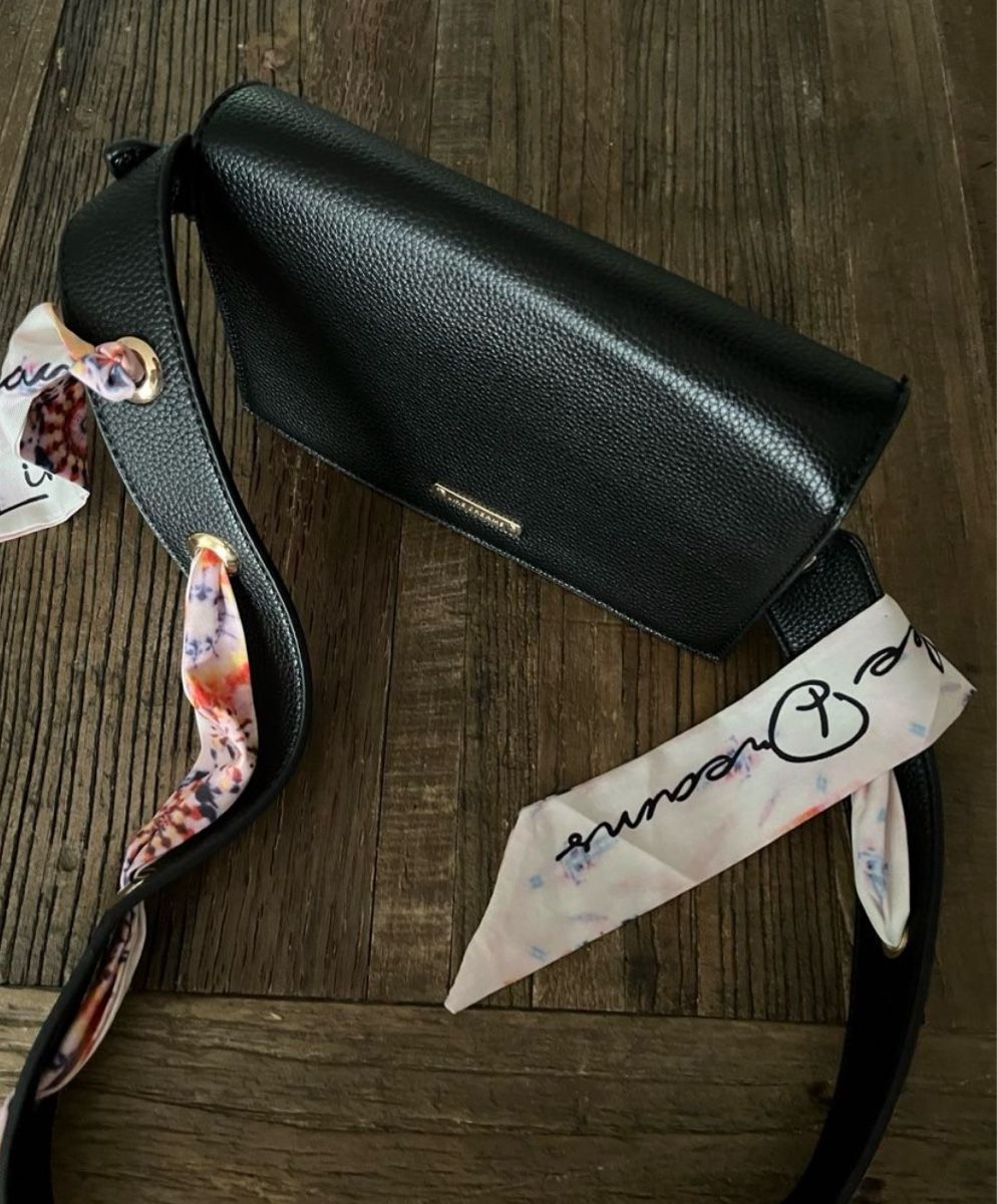 Borse da donna: Schwarze Schultertasche mit Seidentuch-Tragegurt – Nuovo (secondo la descrizione) da Horgen venduto da lau_mb8n 2