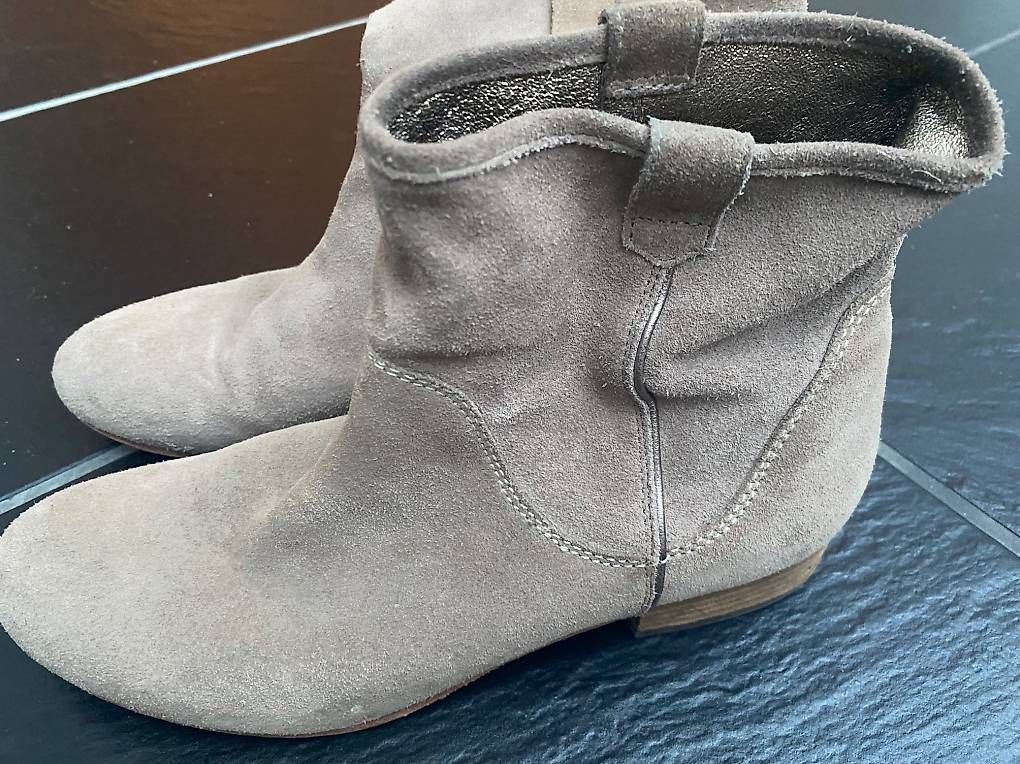 Chaussures femmes: Kurze Wildleder Stiefel – D'occasion à Erlenbach ZH par baa_w7jc 1