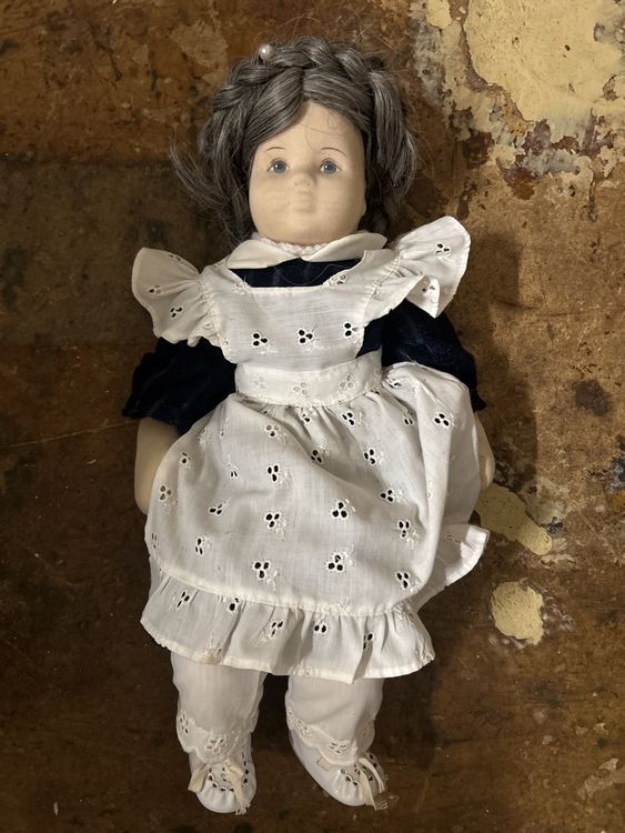 Trudi Stoffpuppe Mit Lila Kleidung – Weich, Gestickte Augen, Maschinenwaschbar, Für Kinder Ab 3 Jahren