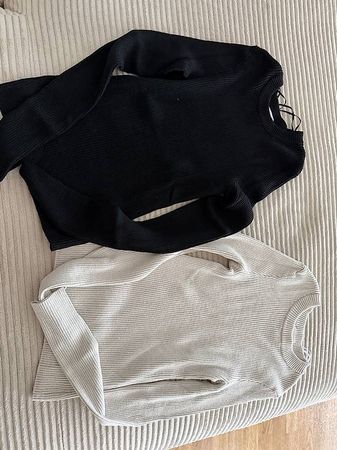 Verschiedene Pullover, T-Shirts und Hosen zu verkaufen