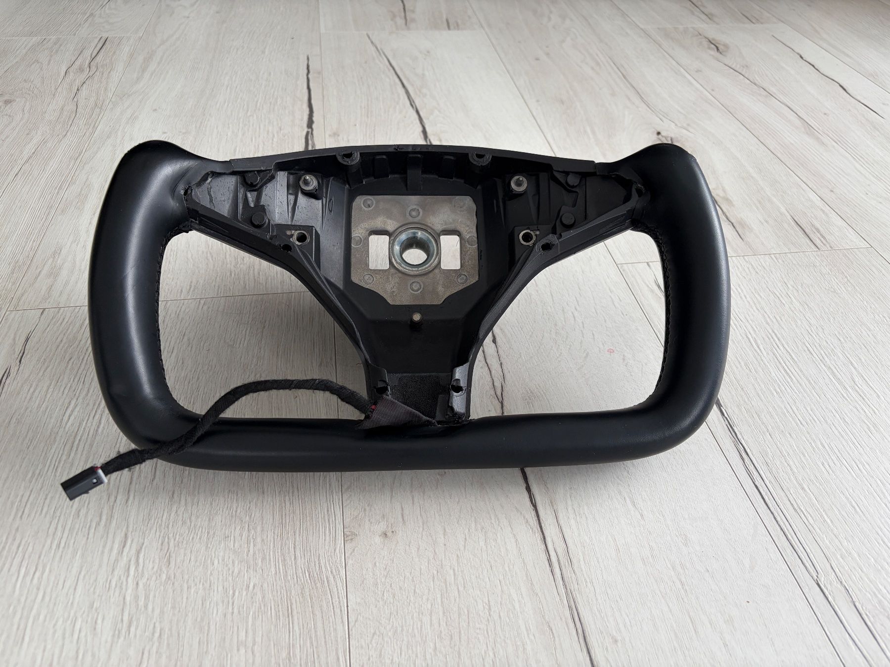 Tesla Tutti pezzi di ricambio auto: Tesla Model S/X yoke steering wheel / Jochlenkrad – Usato da St-Maurice venduto da Constantin.C 1