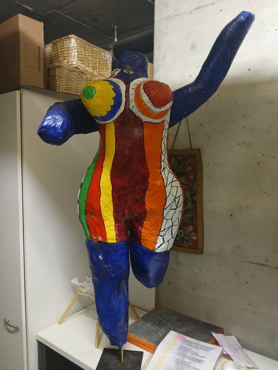Abstrakte Frauen-Statue Aus Harz – Bunte Deko Für Regal & Tisch, 25,5 Cm Hoch, Nordisches Design