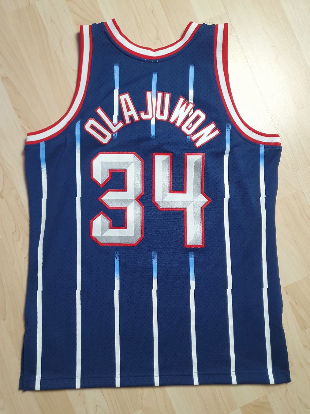 Mitchell & Ness Canottiere & Pantaloni: Mitchell & Ness Rockets Olajuwon #34 Retro Trikot Gr. L – Nuovo (secondo la descrizione) da St. Gallen venduto da CaliSunshine 1