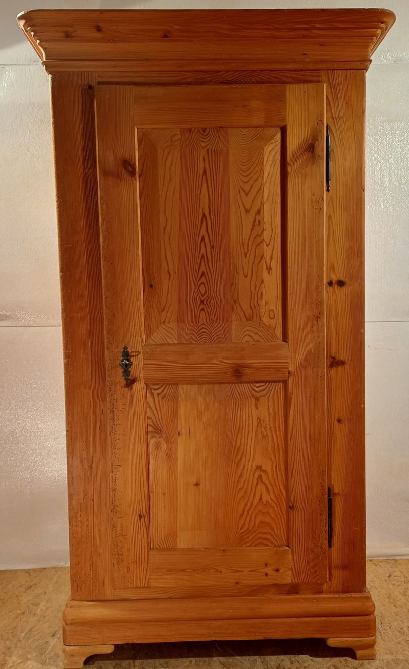 Armadi: Antiker Tannenholz Schrank – Usato da Stettfurt venduto da noaron 1
