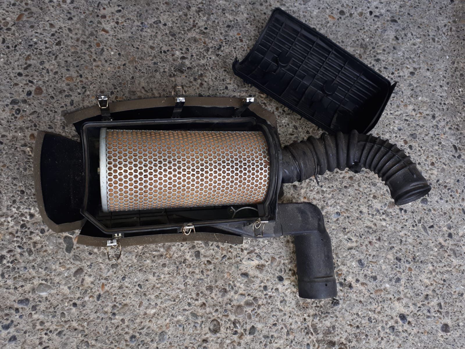 Volkswagen Tutti pezzi di ricambio auto: Luftfiltergehäuse mit Luftfilter VW LT 35 – Usato da Flawil venduto da Noemli_2