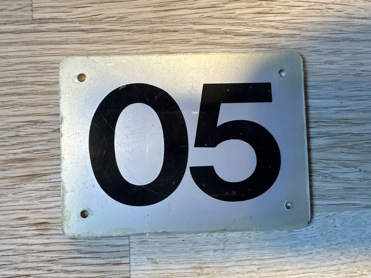 Ecriteaux: Schild Nummer 05 Aluminium gebr. Zustand – D'occasion à Bern par sawin