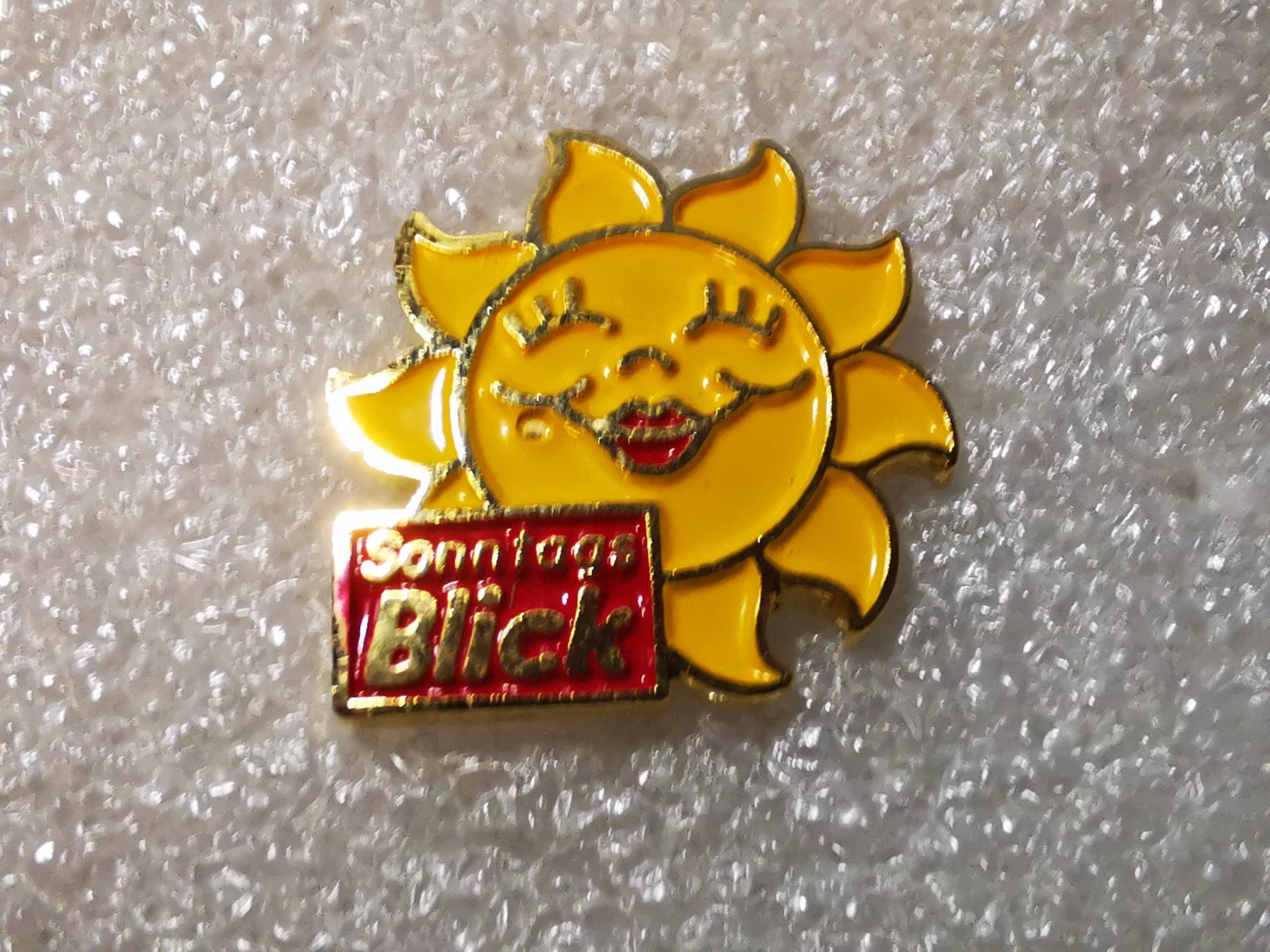 Placchette & Badge: Ansteckpin 21: Sonntagsblick – Usato da Oppligen venduto da Pin-Fall-Shop