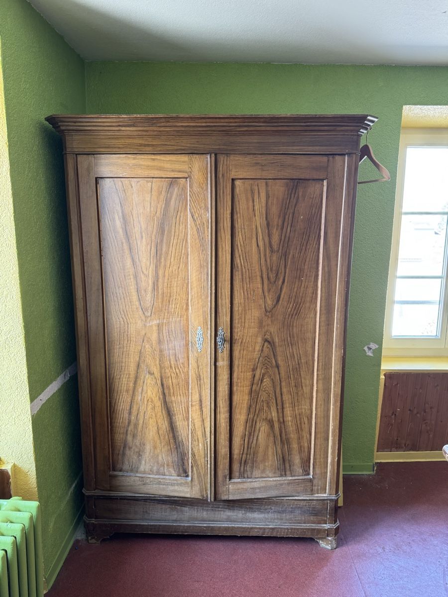 Armoires: Alter Nussbaum Schrank – D'occasion à Brunnen par ColinSch