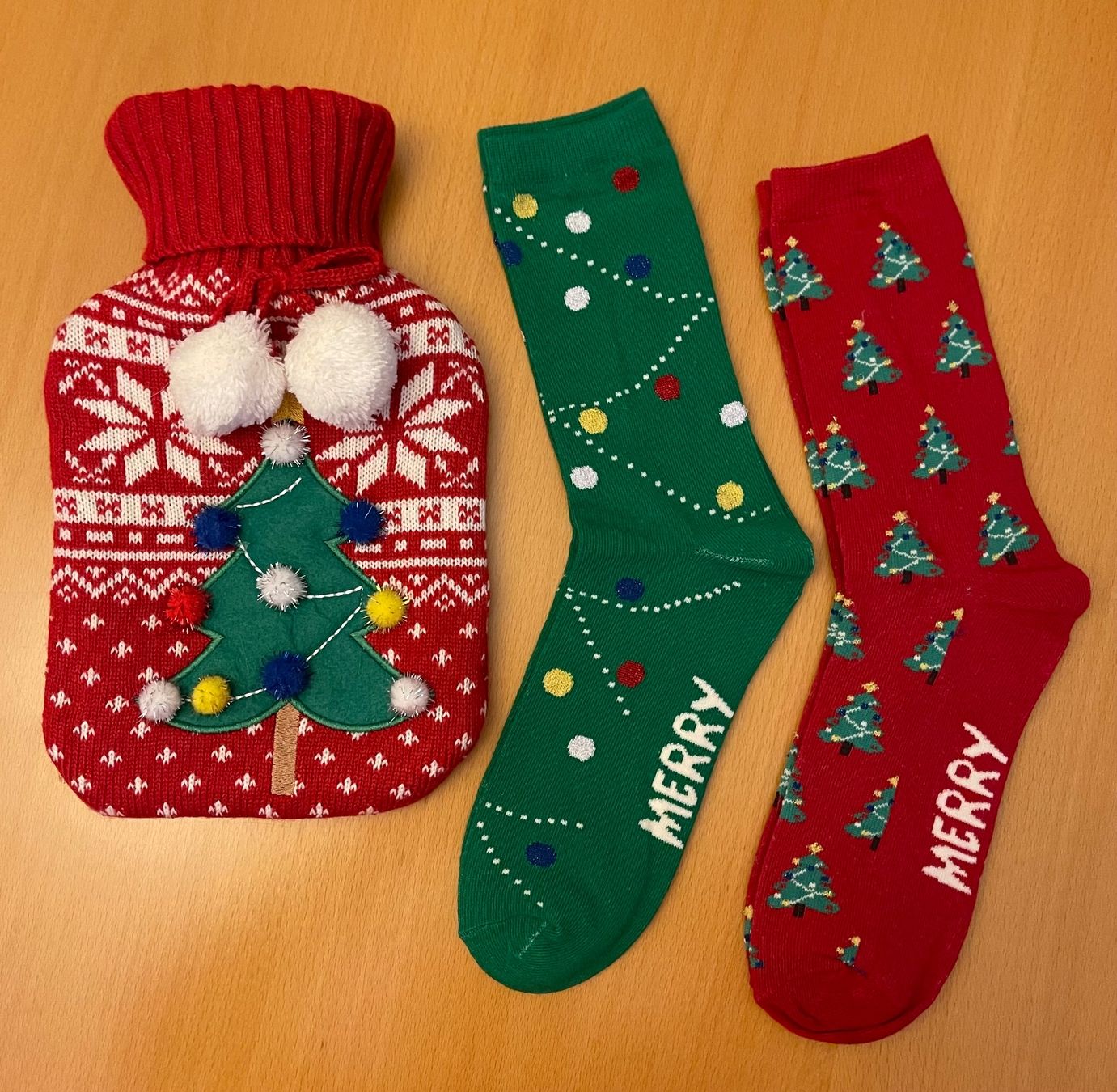 Sonstige antike Technik & Geräte: Weihnachts-Set 2 Paar Socken und eine Wärmflasche – Gebraucht aus Basel von Seifehuesli