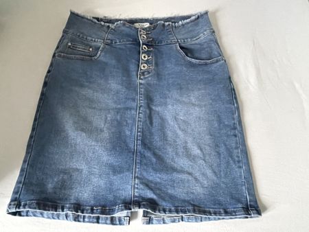 Jupe en jean VOGGO taille 40, parfait pour l'été!