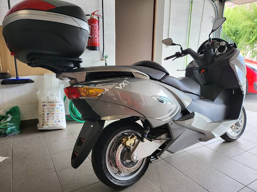 Scooter: Vends Vectrix avec top case jamais roulé. 27 Kms. – Usato da Leytron venduto da sfcars 1