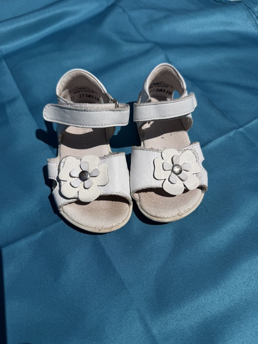Scarpe per ragazze: Kinder Sandalen weiss Grösse 22 – Usato da Hettlingen venduto da SaMiViJu