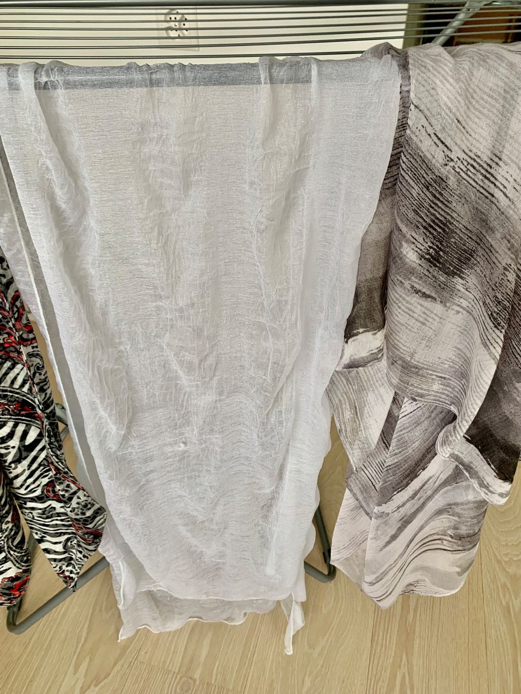 Foulard & Sciarpe: 3 Sommer Schals: Leoprint, Weiss, Grau – Usato da Schwanden GL venduto da Cicala 3