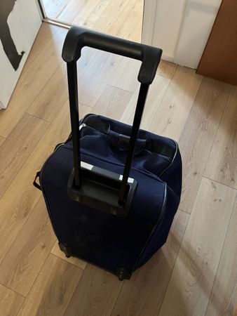 Praktischer Rollkoffer im Sporttaschenstil