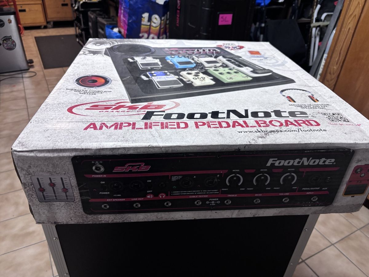 SKB FootNote Amplified Pedalboard avec haut-parleur intégré (Neu und ...