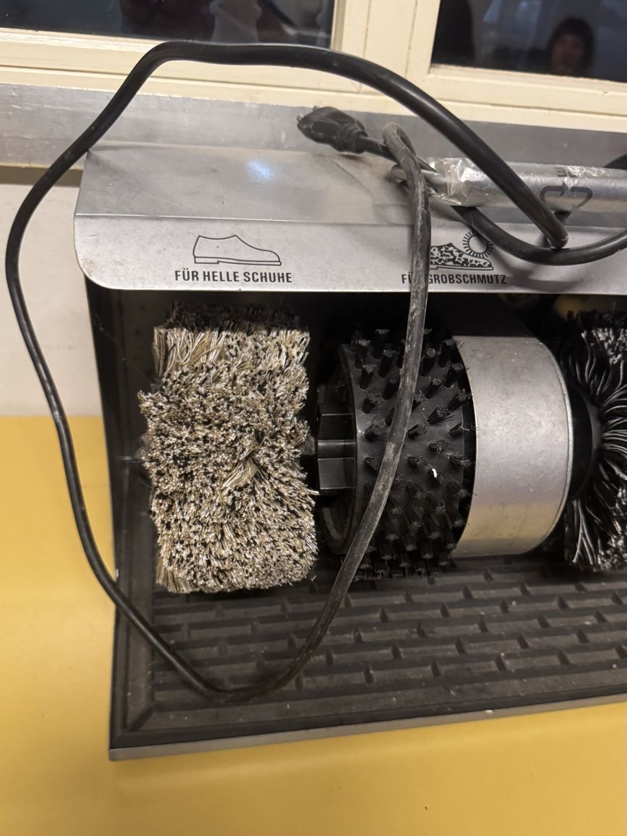 Tutte le macchine: Schuhputzmaschine  – Usato da Schlieren venduto da Freundlich02 2