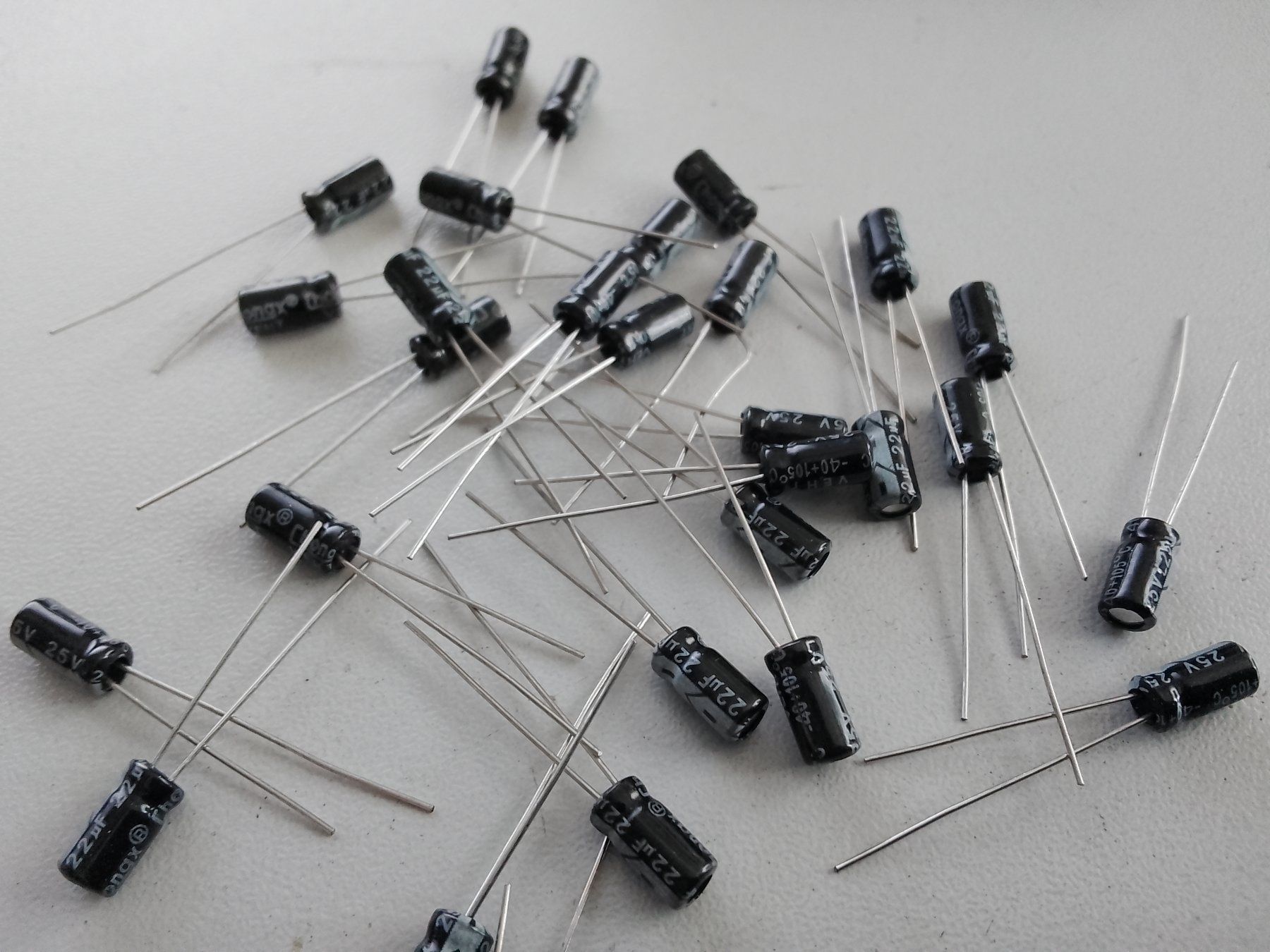 Componenti elettronici: Elektrolyt Kondensator 22uF 25V 5Stk – Nuovo (secondo la descrizione) da Luzern venduto da Salefactory