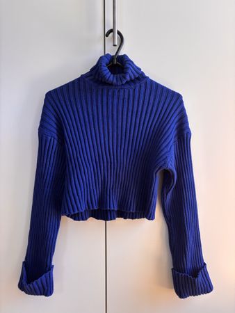 blauer Pullover