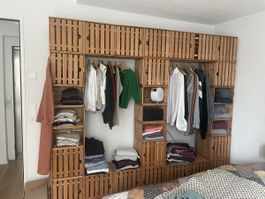 Holzschrank