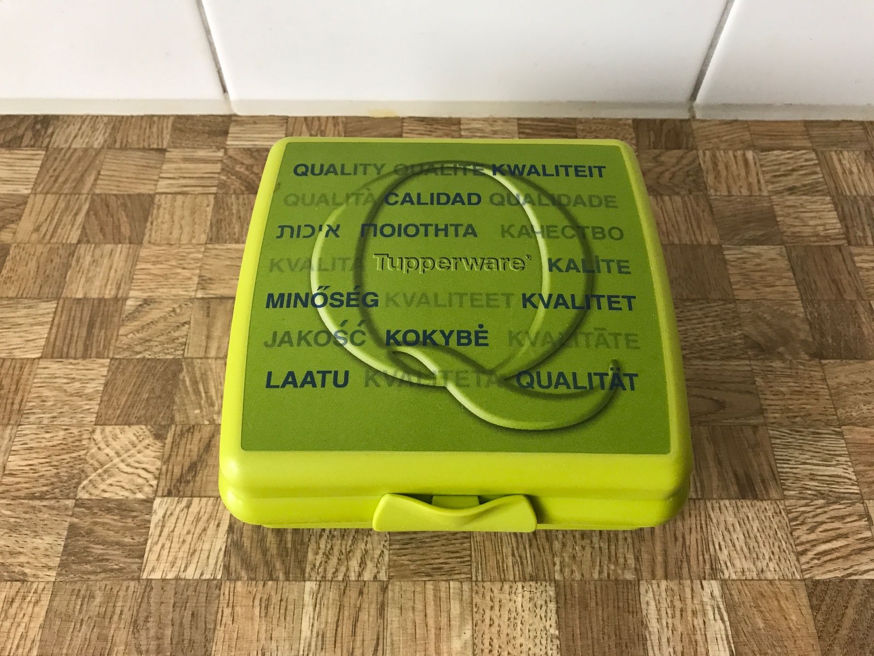 Tupperware Contenitori & Simili: Tupperware praktisches Znüniböxli – Usato da Birmensdorf ZH venduto da Hilhan