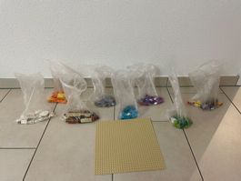 Lego-Set Steine und Figuren nach Farbe und eine Grundplatte