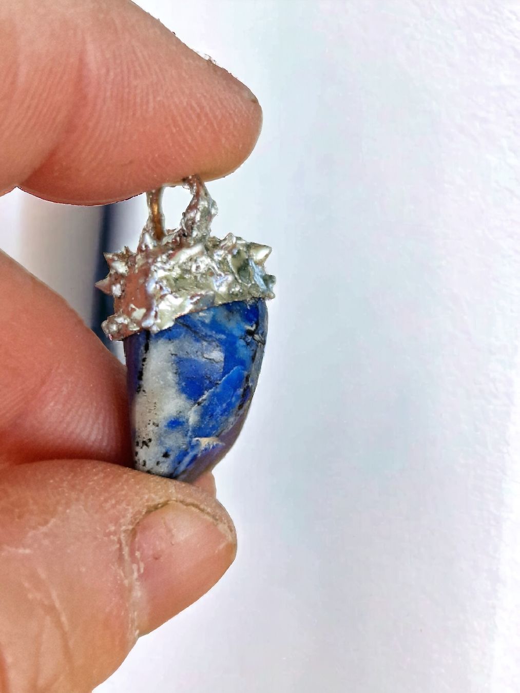 Pietre preziose: Handgefertigter Lapislazuli-Anhänger – Nuovo e nell'imballaggio originale da Aarau venduto da Schmuckhoehle_MD 3