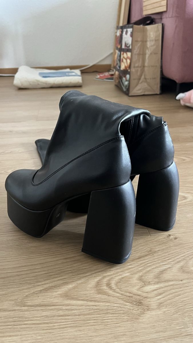 Scarpe da donna: Overknee Plateau Boots in schwarz – Nuovo (secondo la descrizione) da Wettingen venduto da unerhoertlaut 2