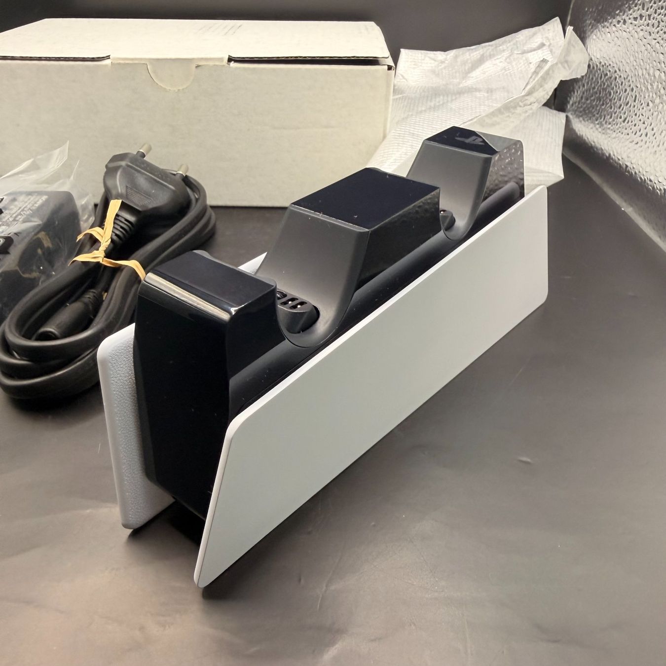 Sony Adattatori & Cavi: Sony PlayStation 5 DualSense Ladestation – Nuovo e nell'imballaggio originale da Düdingen venduto da Nerdworld 1