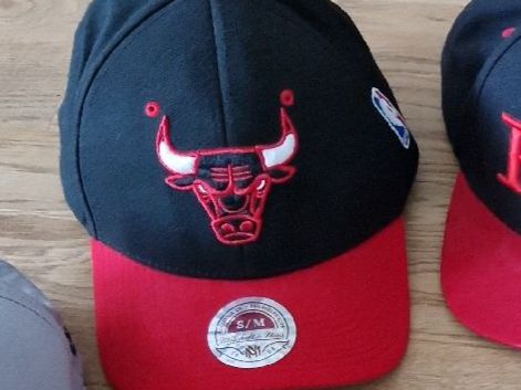 Hüte, Mützen & Caps: Base Cap Snapback schwarz rot – Gebraucht aus Nendeln von allerliabschteszuegs 1