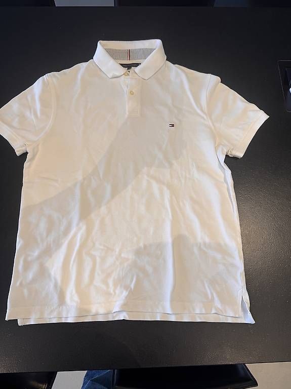 Polos: Polo Tommy Hilfiger taille L, blanc  – D'occasion à Gland par est_thw6