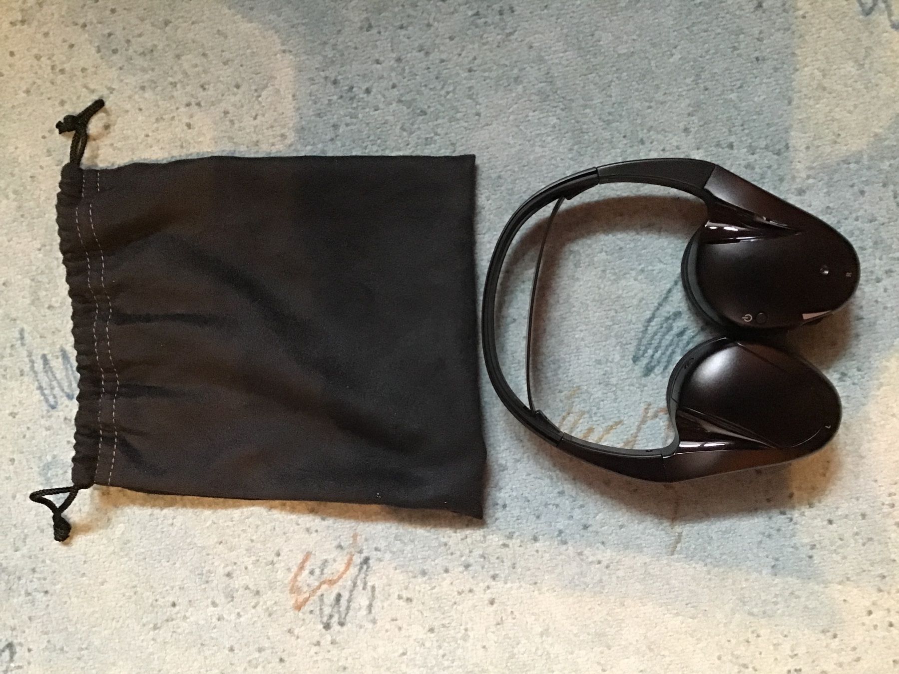 Cuffie: Schwarze Kopfhörer mit Stoffbeutel, neu – Nuovo e nell'imballaggio originale da Rüti ZH venduto da Wernika1
