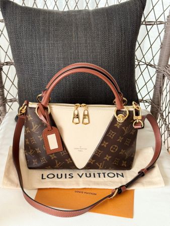 Louis Vuitton V Tote BB Creme