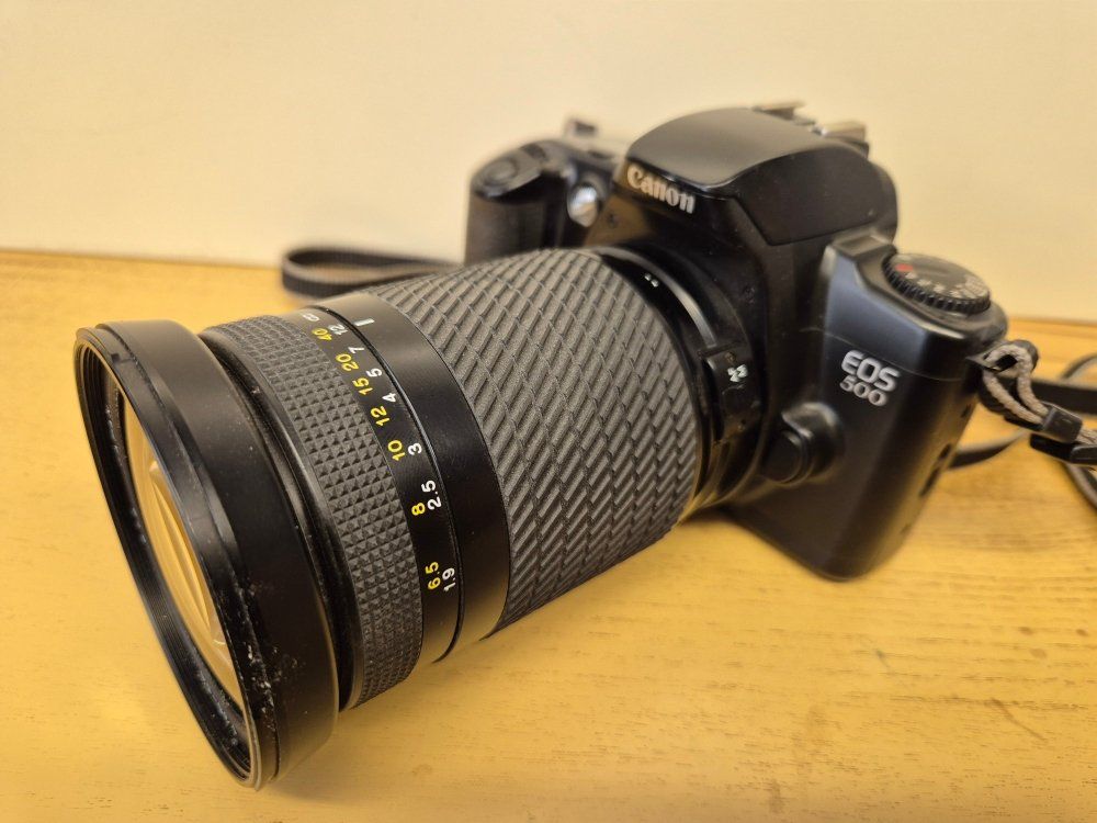 Canon Fotocamera: Kamera: CANON EOS 500+ Opjektiv – Usato da Spreitenbach venduto da aspen11