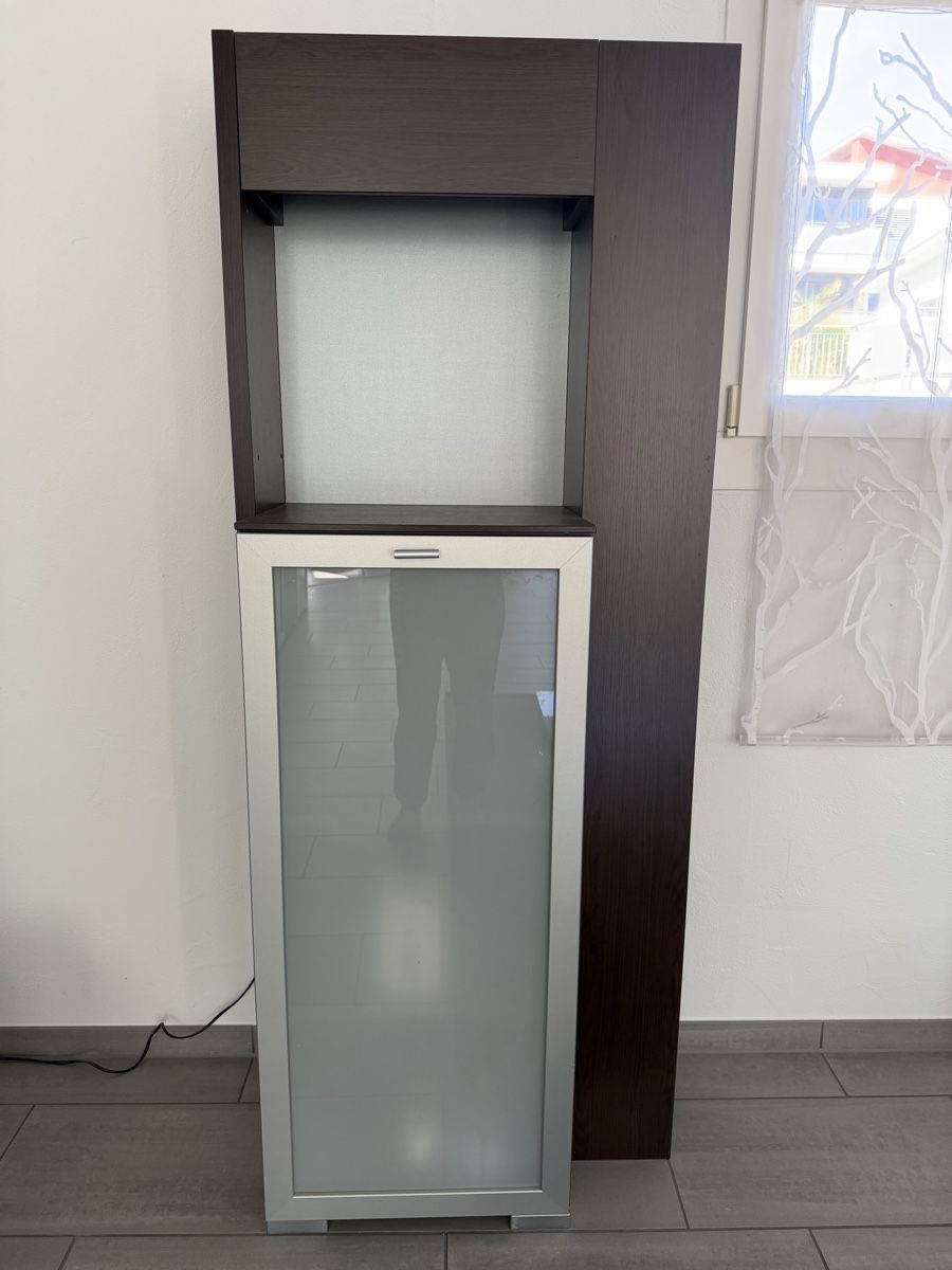 Scaffali: Standregal dunkel mit Glastür und Fächern – Usato da Rain venduto da sve_v9g8