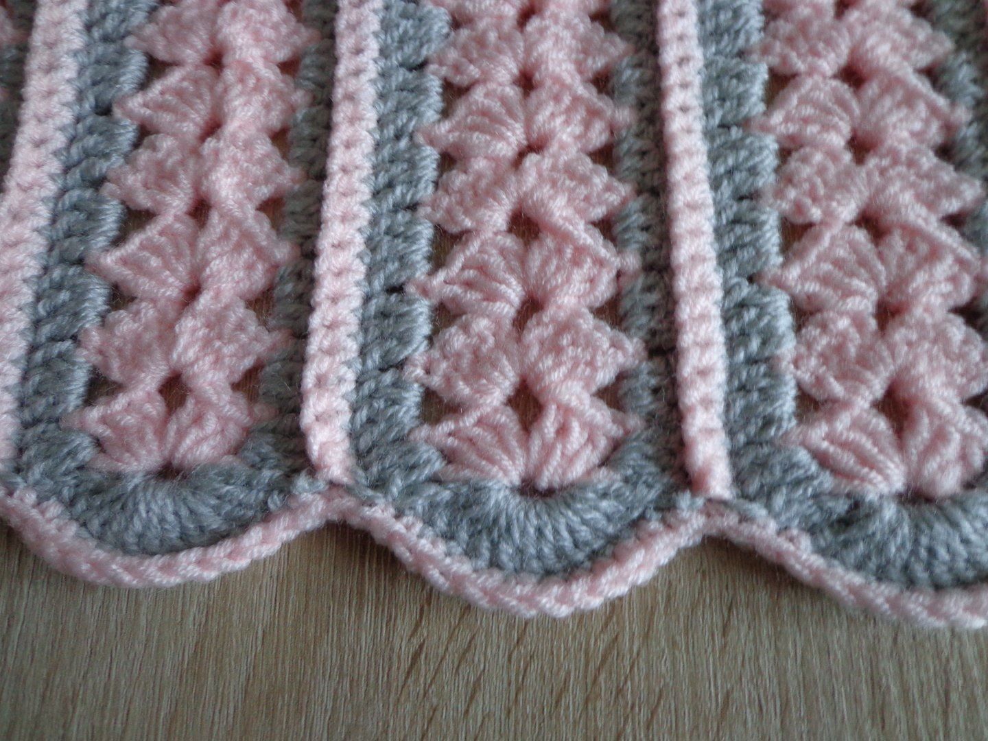 Decken: BABYDECKE GRAU-ROSA GEHÄKELT – Neu (gemäss Beschreibung) aus Kreuzlingen von Ylay 2