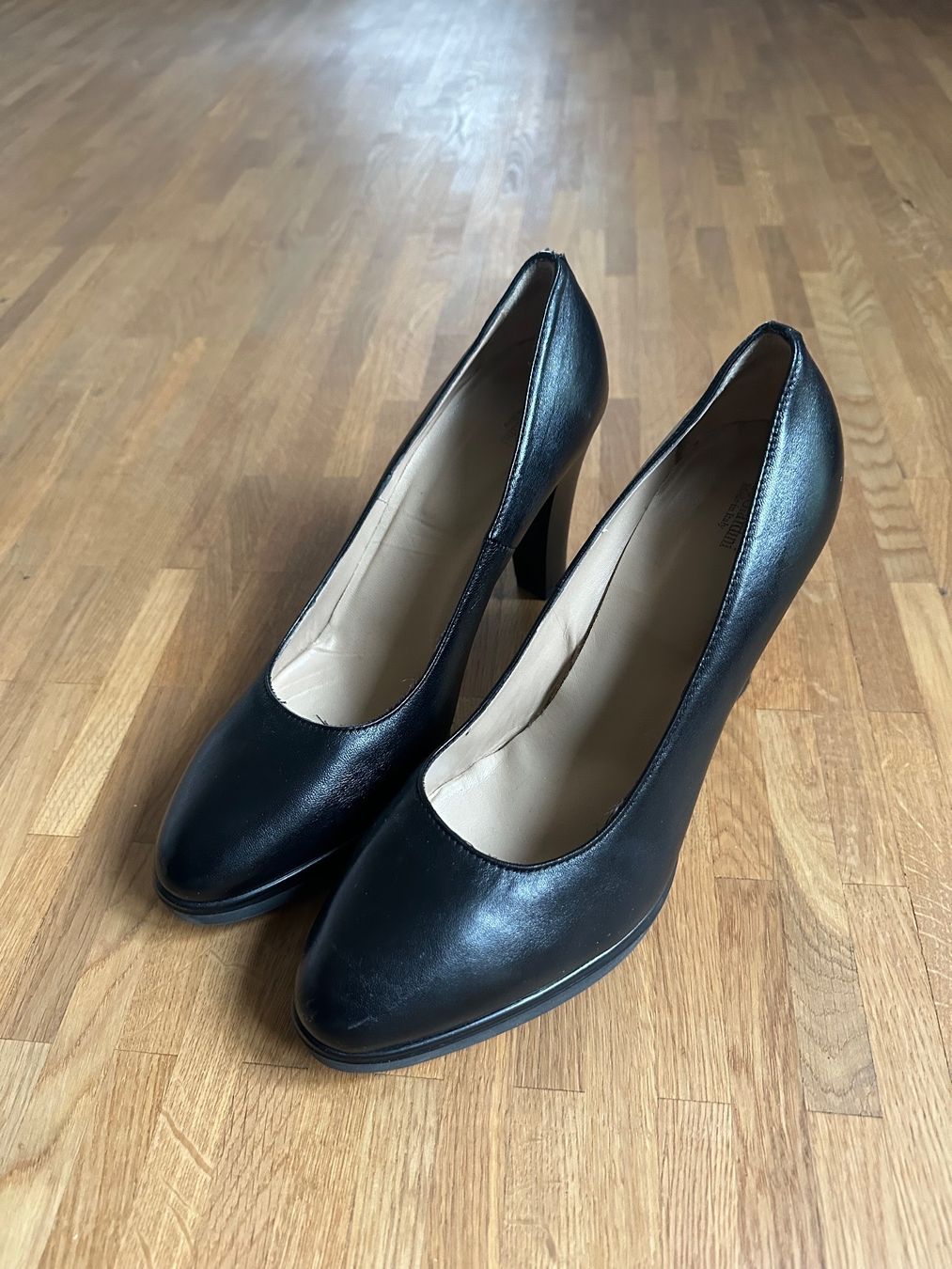Scarpe da donna: Klassiche Nero Giardini Leder-Pumps, schwarz – Nuovo (secondo la descrizione) da Aarau venduto da Gulianora