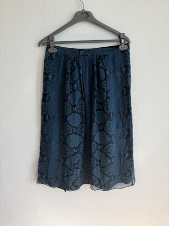 Jupe en soie à imprimé serpent de chez Burberry
