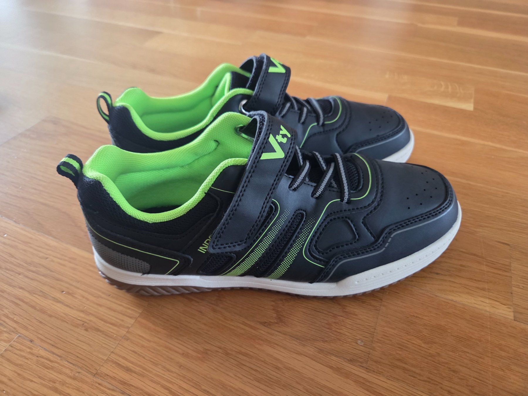 Scarpe per ragazzi: Hallenschuhe Vty Gr 38 neu – Nuovo (secondo la descrizione) da Port venduto da Darialina