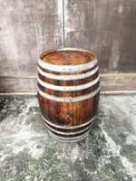 Tonneau en bois massif avec cerclages en métal occasion