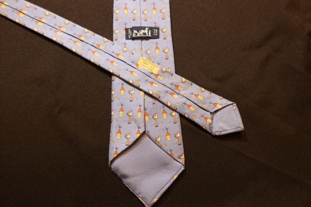 Hermès Cravatte: Herrrenkrawatte von Hermès, hellblau mit Häuschenmuster. – Usato da Frauenfeld venduto da Brendaru 1