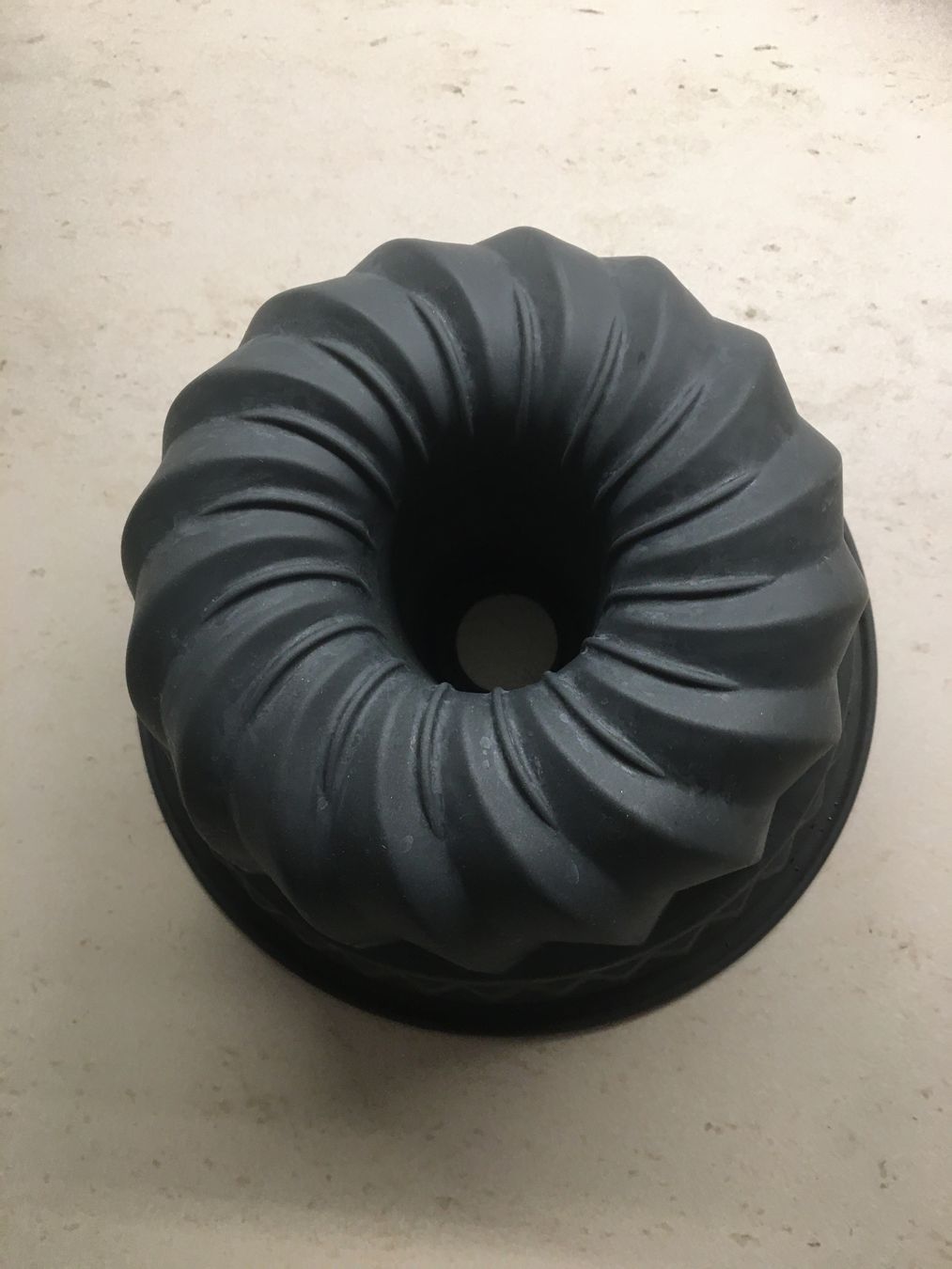 Teglie da forno: Gugelhopfform Silikon schwarz Backform Kuchenform – Usato da Gächlingen venduto da Tara_devi