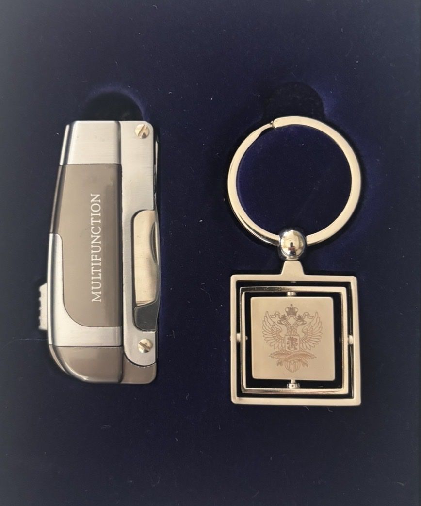 Tutti gli attrezzi: Briquet multifonction et porte-clés, neuf Fédération Russie. – Nuovo e nell'imballaggio originale da Corsier GE venduto da Bicio66 2