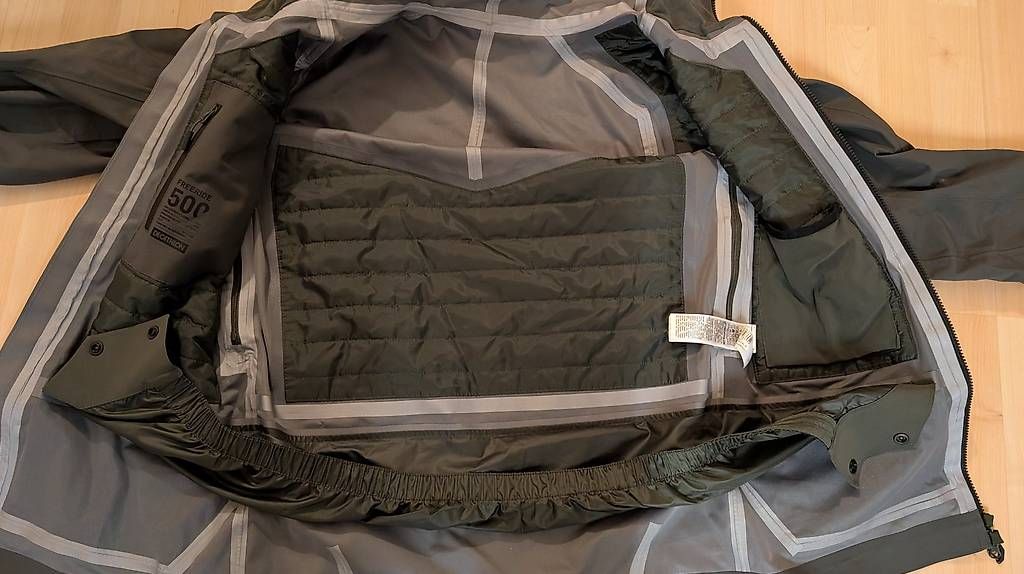 Giacche: Wasserdichte Ski- und Snowboardjacke Grösse Medium – Usato da Baar venduto da Foscolio 2