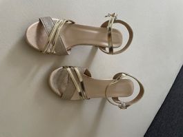 Neue, elegante Schuhe, goldenfarbig, Gr. 39