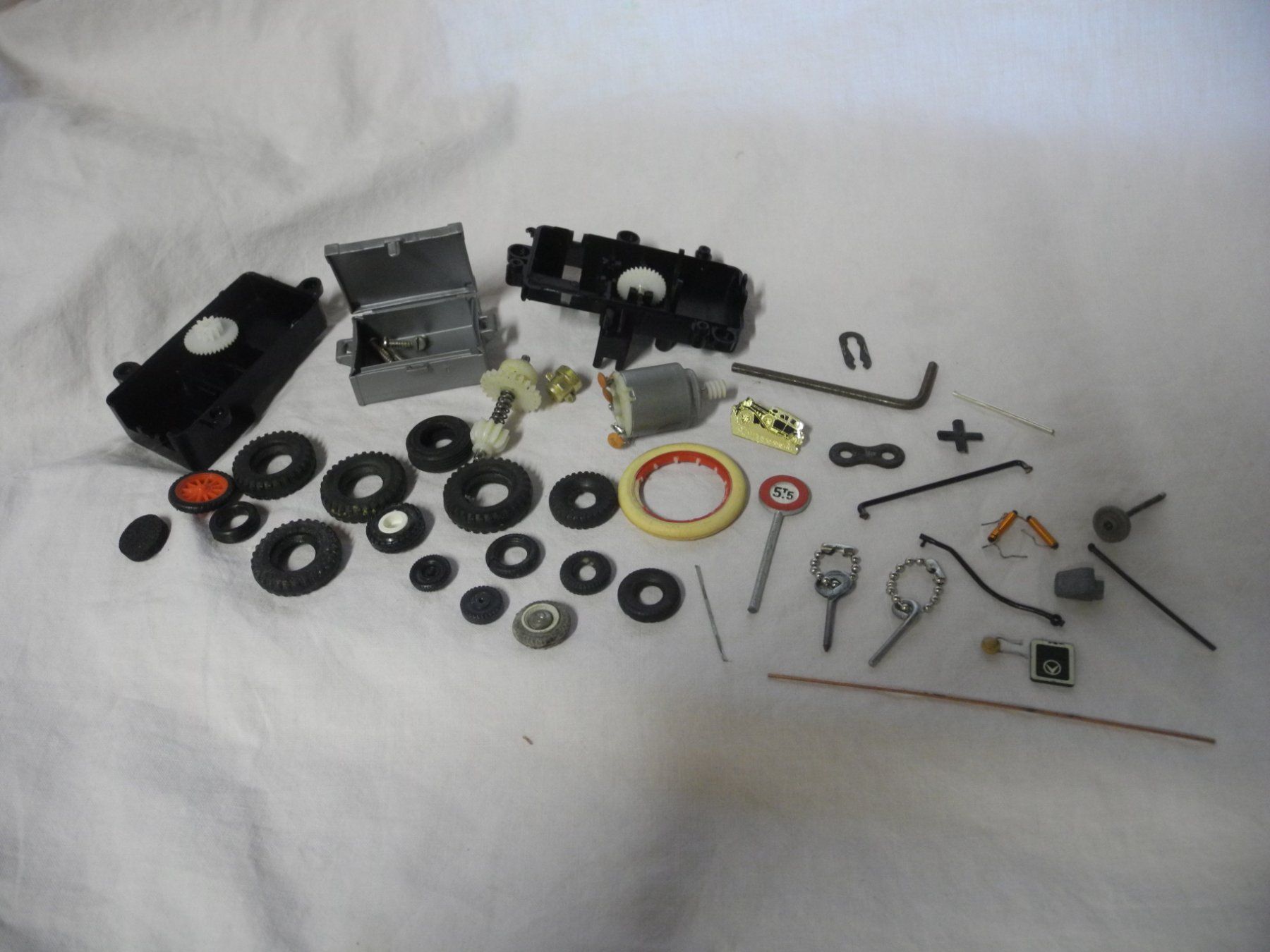 Modellini d'auto: KONVOLUT:  DIVERSE  ERSATZTEILE  + PNEUS – Usato da Gurtnellen venduto da Murmeli99